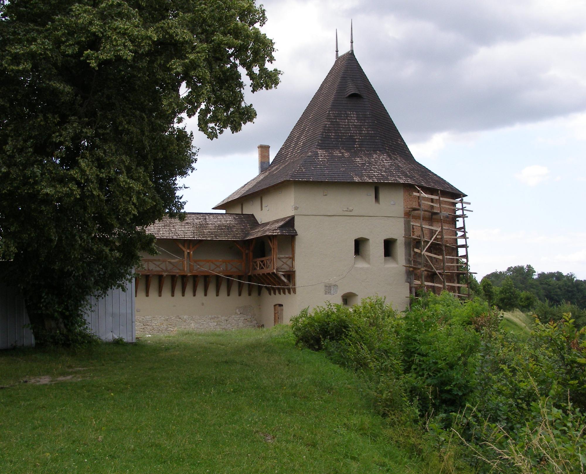 Под Галицким замком нашли тайное подземелье XVI века. Вот первые фото и видео